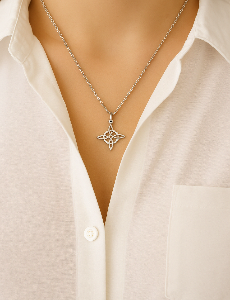 Colgante de Plata con Nudo de Bruja – Protección, Energía y Eternidad