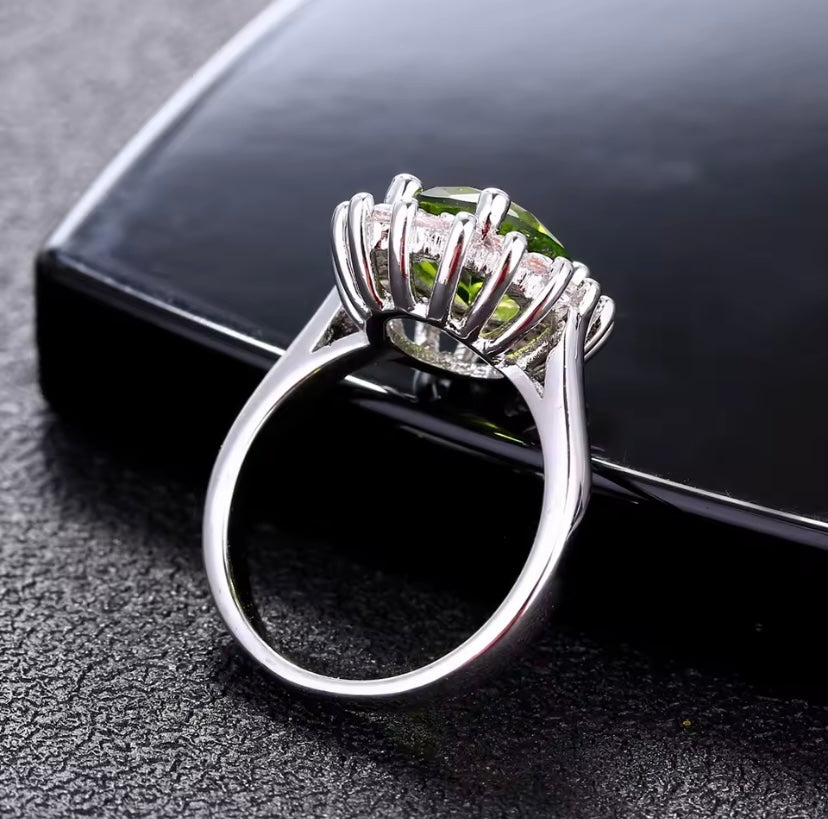 Anillo de Plata con Olivino – Renovación, Luz y Equilibrio