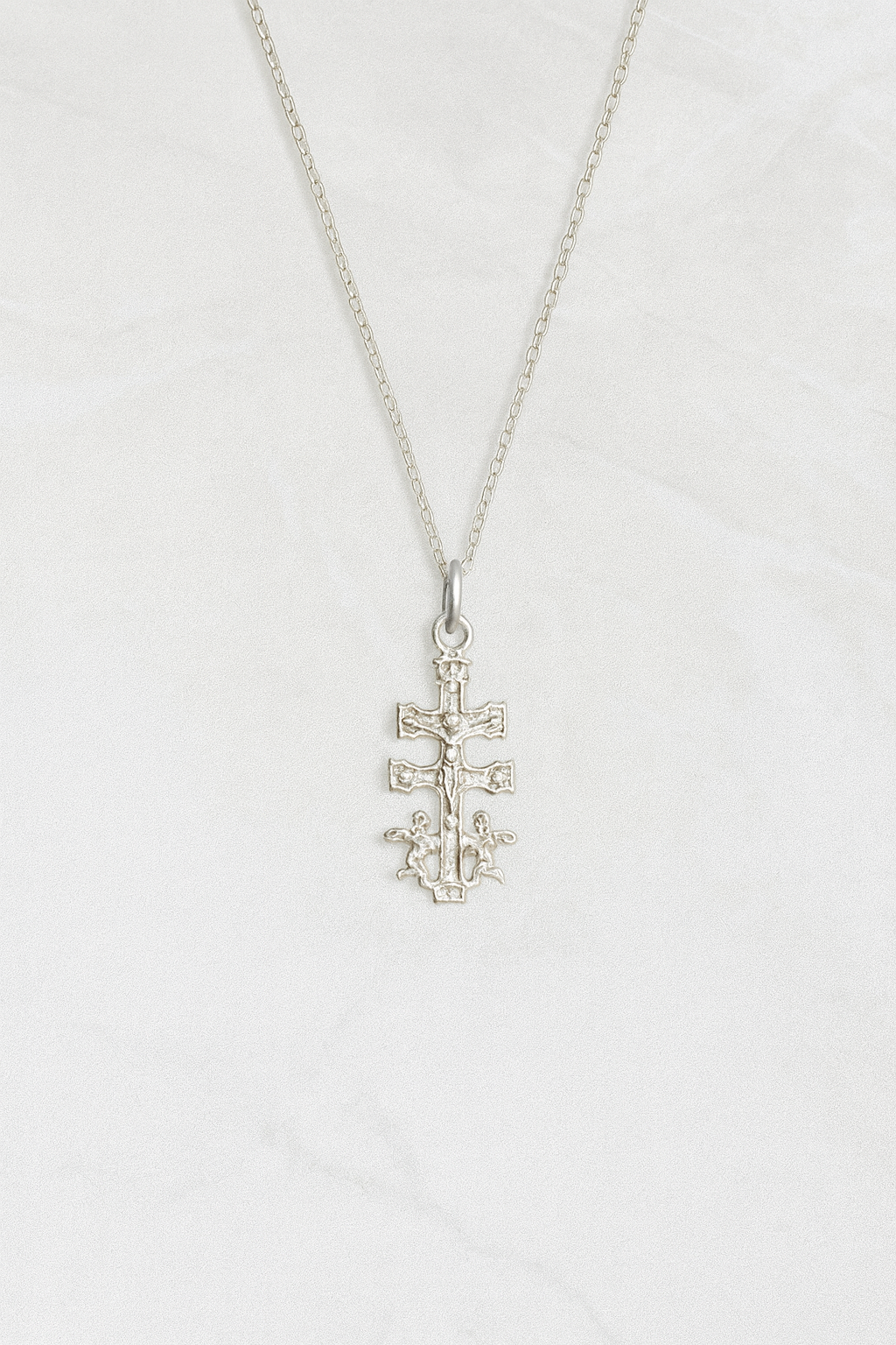Colgante de Plata con Cruz de Caravaca – Amuleto de Protección y Fe Espiritual