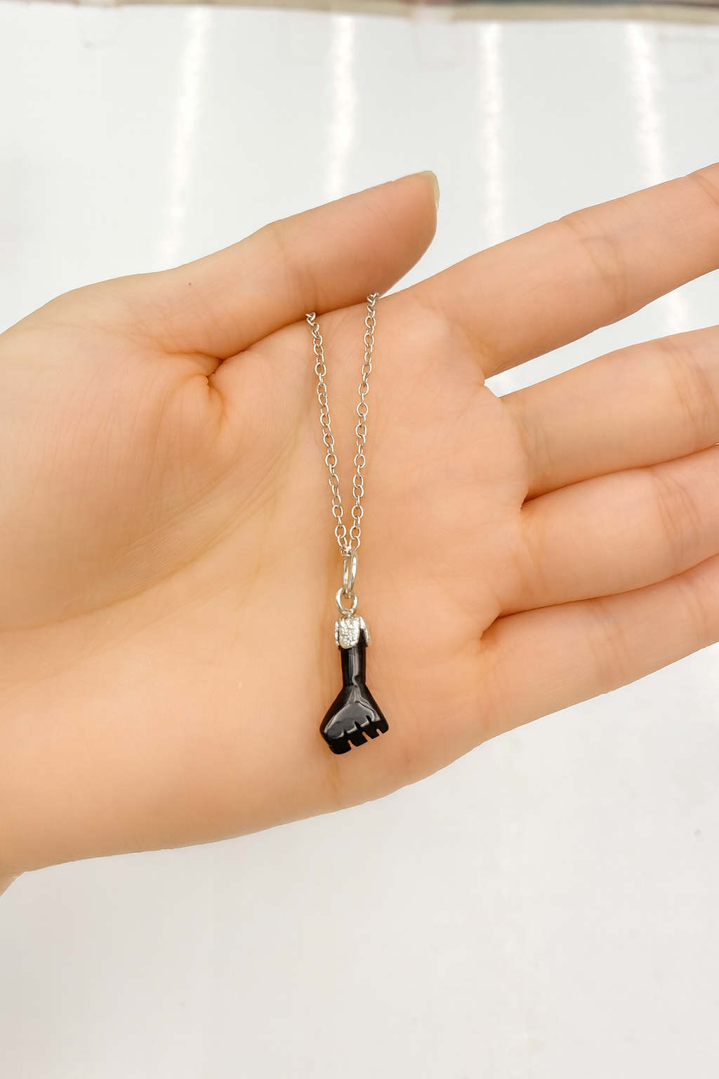 Collar de Plata 925 con Mano de Azabache Real – Amuleto de Protección y Energía