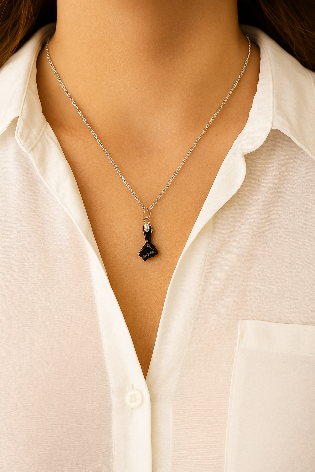 Collar de Plata 925 con Mano de Azabache Real – Amuleto de Protección y Energía