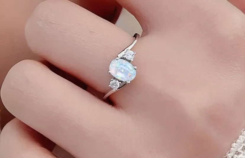 Anillo de Plata con Ópalo – Intuición, Magia y Belleza Iridiscente