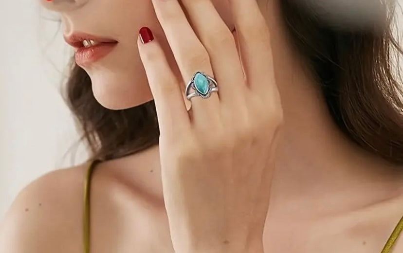 Anillo de Plata con Mineral Turquesa – Belleza y Energía Protectora
