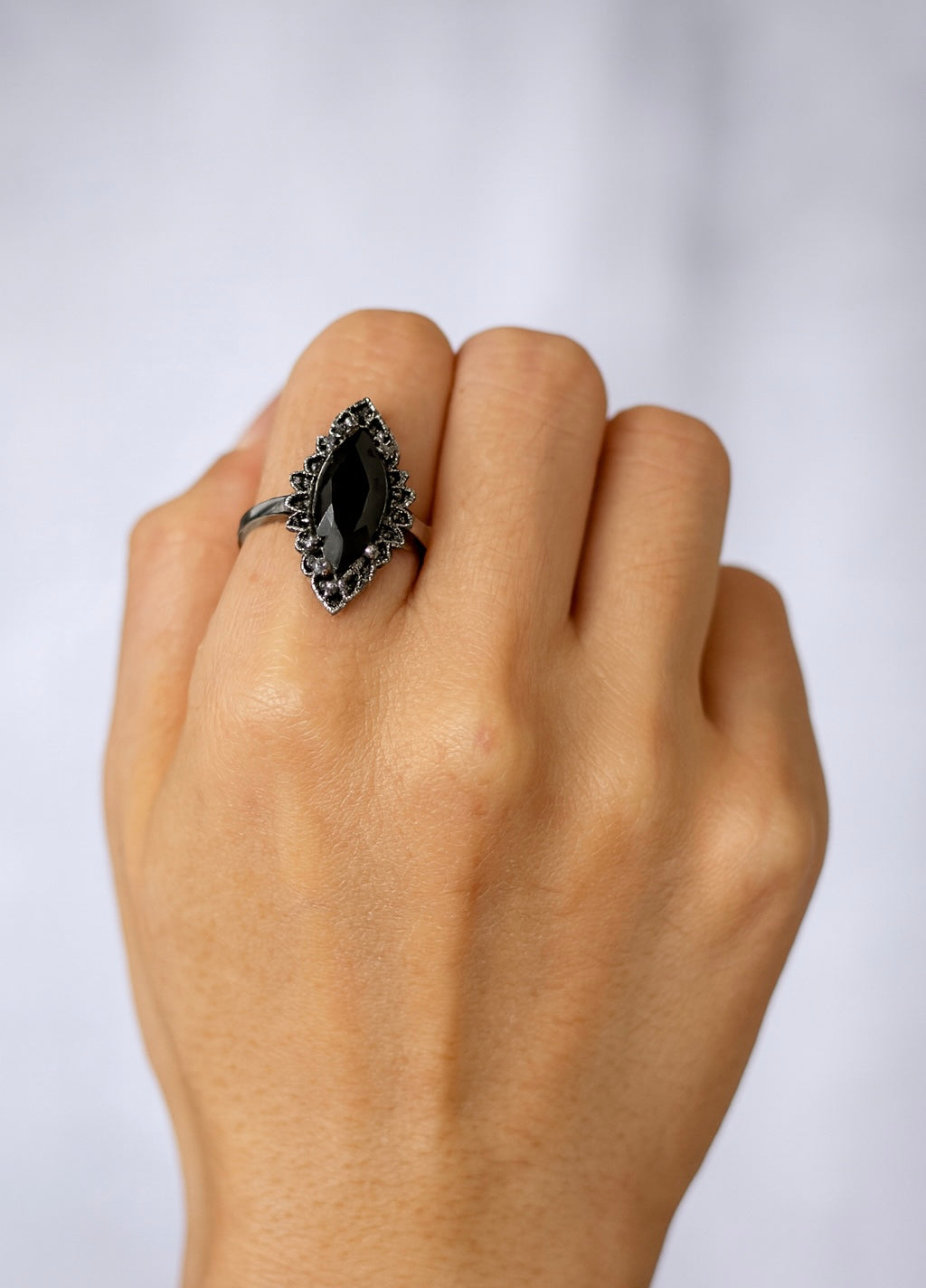 Anillo de Plata con Mineral Ónix – Elegancia y Protección