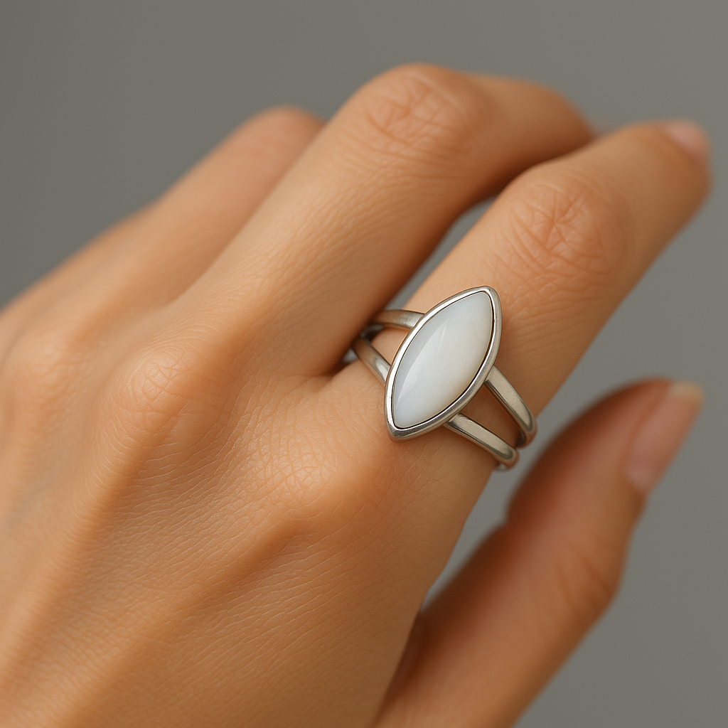 Anillo de Plata con Piedra Luna – Energía, Intuición y Protección Lunar